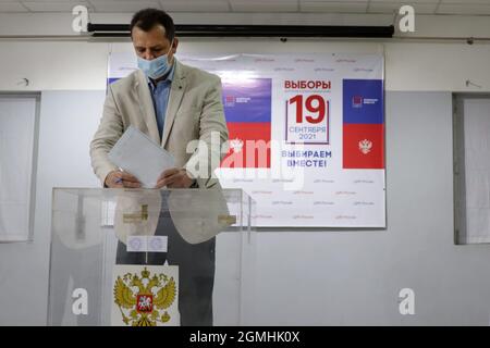 Le 19 septembre 2021, Chennai, Tamil Nadu, Inde: Un ressortissant russe a voté dans un bureau de vote établi au Centre russe des sciences et des arts de Chennai au cours du dernier jour des élections parlementaires russes de trois jours. (Image de crédit : © Sri Loganathan/ZUMA Press Wire) Banque D'Images