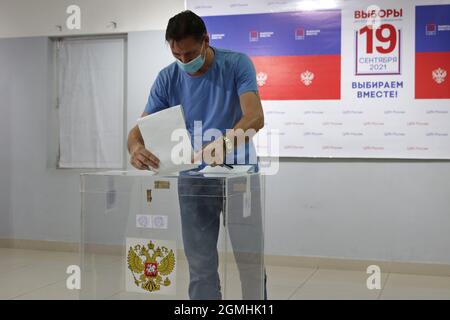 Le 19 septembre 2021, Chennai, Tamil Nadu, Inde: Un ressortissant russe a voté dans un bureau de vote établi au Centre russe des sciences et des arts de Chennai au cours du dernier jour des élections parlementaires russes de trois jours. (Image de crédit : © Sri Loganathan/ZUMA Press Wire) Banque D'Images