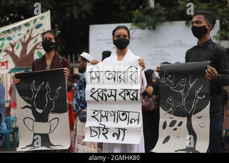 Non exclusif : VILLE DE DHAKA, BANGLADESH - 18 SEPTEMBRE 2021 : des militants écologistes tiennent des pancartes tout en participant à une manifestation pour exiger le pré Banque D'Images