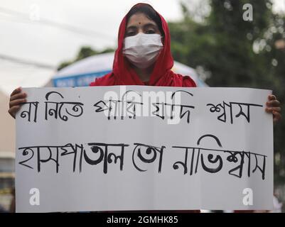 Non exclusif: DHAKA CITY, BANGLADESH - 18 SEPTEMBRE 2021: Un activiste de l'environnement tient un écriteau pendant qu'il participe à une manifestation pour exiger Banque D'Images