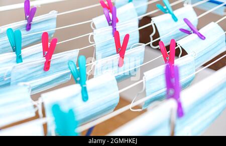 Les masques médicaux sont séchés après lavage. Banque D'Images