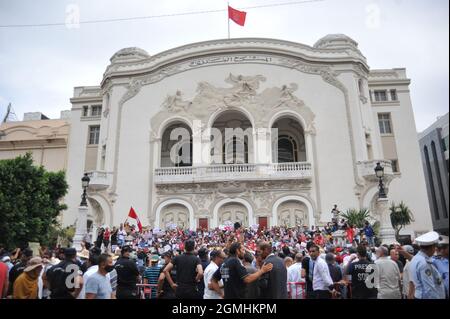 Non exclusif: TUNIS, TUNISIE - 18 SEPTEMBRE 2021: Les manifestants tiennent des pancartes pendant qu'ils prennent part à une manifestation pour protester contre les mesures Banque D'Images