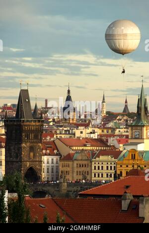 Vue pittoresque et romantique sur la vieille ville et le pont charles de Prague avec un ballon dans le ciel de la fin de l'après-midi. Couleurs douces. Banque D'Images