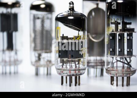 Un groupe de tubes à vide vintage datant des années 50. Banque D'Images