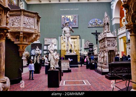 La Cast Gallery of the Victoria and Albert Museum. Londres, Royaume-Uni. Banque D'Images