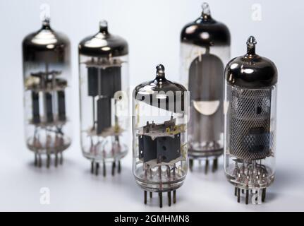 Un groupe de tubes à vide vintage datant des années 50. Banque D'Images