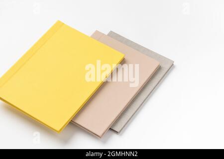 Pile de livres à couverture rigide multicolore sur fond blanc Banque D'Images