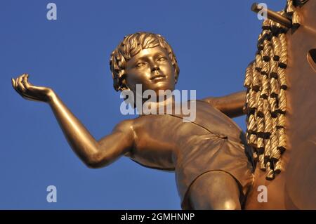 Le garçon sur un cheval à bascule à Trafalgar Square, Londres, Royaume-Uni. Banque D'Images