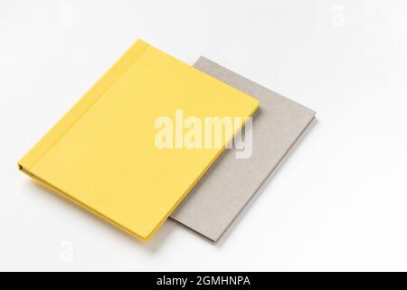 Pile de livres à couverture rigide multicolore sur fond blanc Banque D'Images