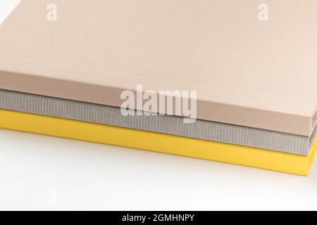 Pile de livres à couverture rigide multicolore sur fond blanc Banque D'Images