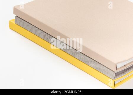 Pile de livres à couverture rigide multicolore sur fond blanc Banque D'Images
