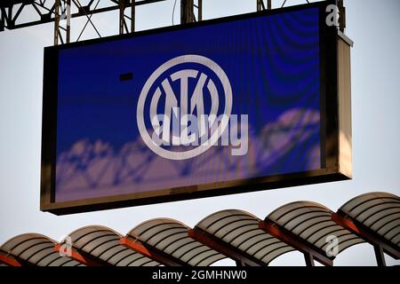 Inter logo est vu à l'écran lors de la série Un match de football entre le FC Internazionale et le FC de Bologne au stade San Siro de Milan (Italie), le 18 septembre 2021. Photo Andrea Staccioli / Insidefoto Banque D'Images