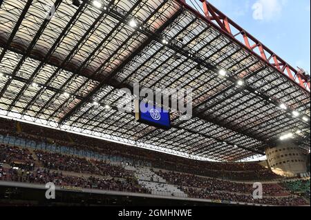 Inter logo est vu sur l'écran au-dessus des stands lors de la série Un match de football entre le FC Internazionale et le FC de Bologne au stade San Siro à Milano (Italie), le 18 septembre 2021. Photo Andrea Staccioli / Insidefoto Banque D'Images