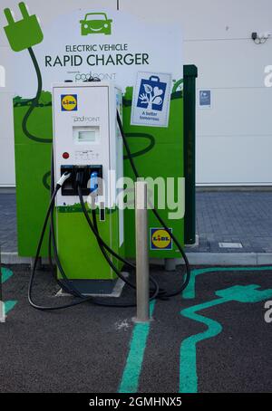 Station de charge électrique fournie par Lidl UK. Banque D'Images