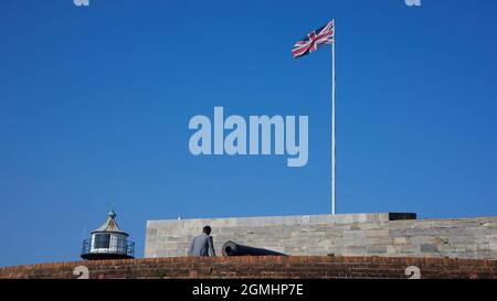 Homme vu regarder dans un canon sur le château de Sothsea à Portsmouth en septembre 2021. Banque D'Images