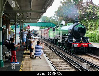 Le train à vapeur Mayflower passe par la gare de Bosham dans West Sussex. Banque D'Images