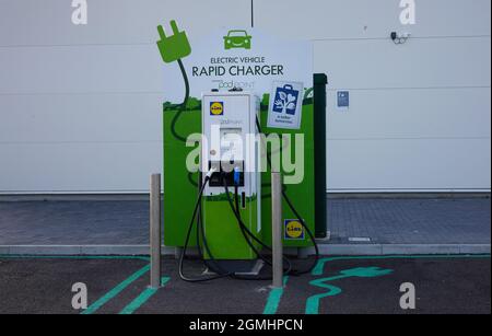 Station de charge électrique fournie par Lidl UK. Banque D'Images