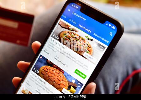 New Delhi, Inde, 15 janvier 2020:- commande de Pizza en ligne sur smartphone Banque D'Images