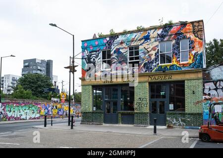 Graffiti couvre le nouveau bâtiment Lord Napier et Star pub à Hackney Wick, Londres, 2021 Banque D'Images