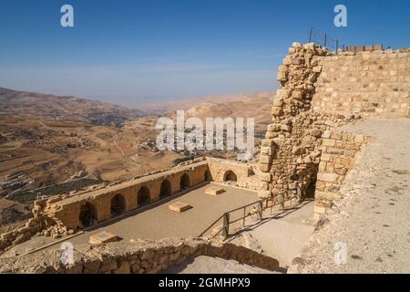 Vue sur l'impressionnant mur de l'ancien château des Croisés de Kérak en Jordanie dans le paysage environnant Banque D'Images