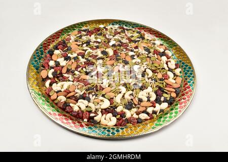 Mélange de pistes en plaque décorative isolée sur fond blanc Banque D'Images