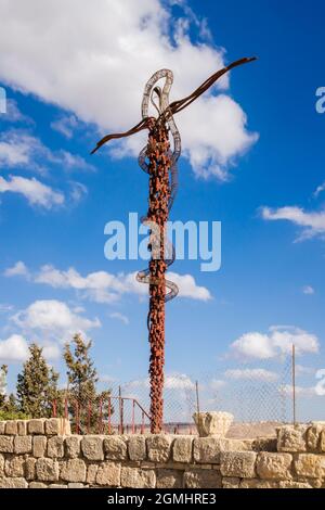 La sculpture sur la croix en serpentin (le serpent éhonté créé par l'artiste italien Giovanni Fantoni) au sommet du mont Nebo, au soleil, contre un ciel bleu Banque D'Images