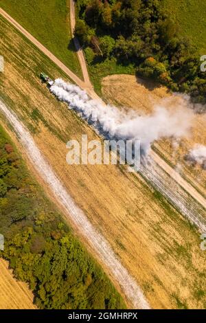 Vue aérienne d'un tracteur qui répand de la chaux sur les champs agricoles pour améliorer la qualité du sol après la récolte d'automne. L'utilisation de poudre de chaux pour neutraliser Banque D'Images