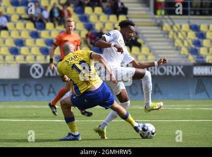 Steve de Ridder de STVV et Mike Tresor Ndayishimiye de Genk se battent pour le ballon lors d'un match de football entre Sint-Truiden VV et KRC Genk, dimanche 19 se Banque D'Images