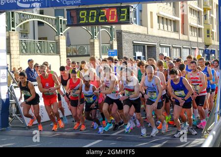 Bristol, Royaume-Uni. 19 septembre 2021. Le début. La course de la grande ville de Bristol revient après la pause pandémique. Des milliers de coureurs participent au semi-marathon ou à la course de 10K. Omar Ahmed est 4ème à partir de la gauche au premier rang. Banque D'Images