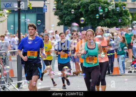 Bristol, Royaume-Uni, le 19 septembre 2021. Les bulles et la musique redynamisent les coureurs tout au long du parcours. La course de la grande ville de Bristol revient après la pause pandémique. Des milliers de coureurs participent au semi-marathon ou à la course de 10K. Crédit : JMF News/Alay Live News Banque D'Images