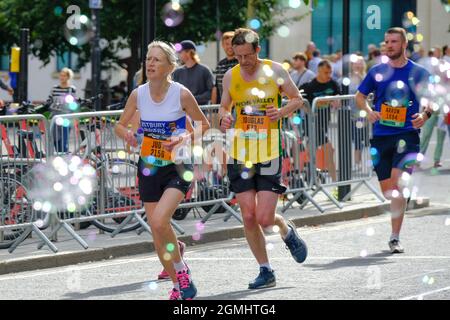 Bristol, Royaume-Uni, le 19 septembre 2021. Les bulles et la musique redynamisent les coureurs tout au long du parcours. La course de la grande ville de Bristol revient après la pause pandémique. Des milliers de coureurs participent au semi-marathon ou à la course de 10K. Crédit : JMF News/Alay Live News Banque D'Images