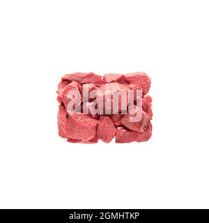 de gros cubes de viande de bœuf ou de porc rouge tranchés, une portion d'igredient pour la cuisson ou l'emballage de la viande. les morceaux de viande sont déposés dans un bloc rectangulaire, prêt à l'emploi Banque D'Images