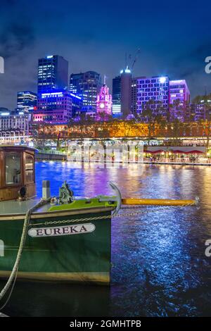 La ville de Melbourne, en Australie, vue de nuit depuis la Yarra River, en regardant vers les gratte-ciel de la ville et le bar-restaurant 'Arbory afloat' au bord de l'eau. Banque D'Images