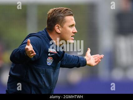 Aue, Allemagne. 19 septembre 2021. Football : 2. Bundesliga, FC Erzgebirge Aue - SC Paderborn 07, Matchday 7, Erzgebirgsstadion. Aljaksej Schpileuski, l'entraîneur d'Aue, s'articule. Credit: Robert Michael/dpa-Zentralbild/dpa - NOTE IMPORTANTE: Conformément aux règlements de la DFL Deutsche Fußball Liga et/ou de la DFB Deutscher Fußball-Bund, il est interdit d'utiliser ou d'avoir utilisé des photos prises dans le stade et/ou du match sous forme de séquences et/ou de séries de photos de type vidéo./dpa/Alay Live News Banque D'Images