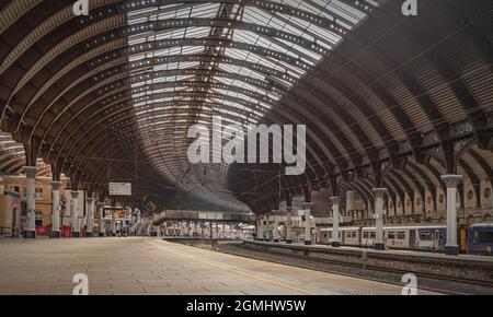 Un panorama d'un hall de la gare. Une voûte en fer du XVIIIe siècle se courbe au-dessus des plates-formes et la lumière du soleil tombe sur la plate-forme. Une passerelle Banque D'Images