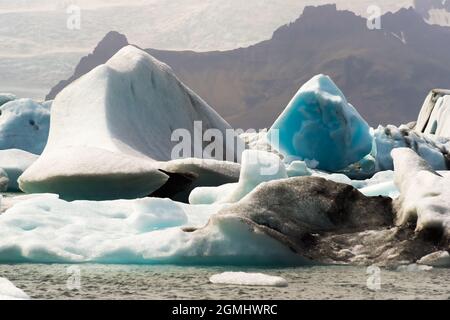 Les icebergs qui sont nés de la glacier Vatnajoekull aller leur chemin vers la mer en passant les fameux Joekulsarlon Bay Banque D'Images