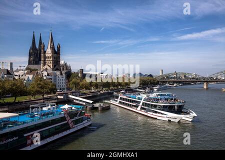 L'événement transporte RheinFantasie und RheinEnergie de la compagnie de croisière Koeln-Duesseldorfer Deutsche Rheinschiffahrt AG sur la rive du Rhin à t Banque D'Images