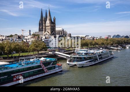 L'événement transporte RheinFantasie und RheinEnergie de la compagnie de croisière Koeln-Duesseldorfer Deutsche Rheinschiffahrt AG sur la rive du Rhin à t Banque D'Images