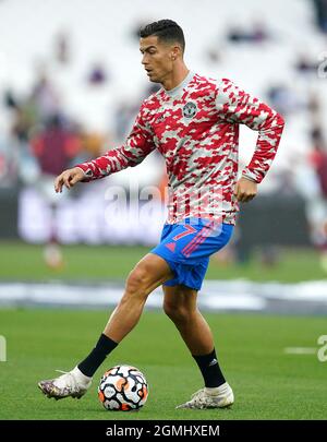 Cristiano Ronaldo de Manchester United s'échauffe avant le début du match de la Premier League au stade de Londres. Date de la photo: Dimanche 19 septembre 2021. Banque D'Images