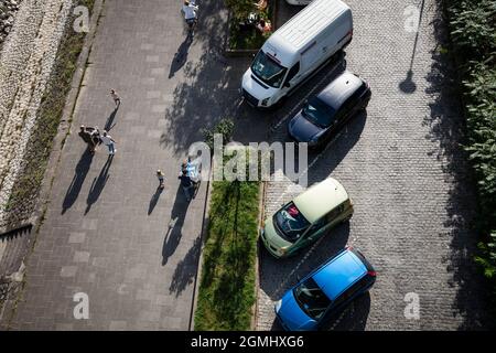 Voitures garées sur Konrad-Adenauer-Ufer sur le Rhin, Cologne, Allemagne. Parkende Autos am Konrad-Adenauer-Ufer am Rhein, Koeln, Allemagne. Banque D'Images