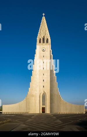 REYKJAVIK, ISLANDE - 6 JUIN : la célèbre et belle Hallgrimskirkja dans la capitale islandaise Reykjavik est la plus grande église d'Islande Banque D'Images
