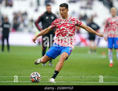 Cristiano Ronaldo de Manchester United s'échauffe avant le début du match de la Premier League au stade de Londres. Date de la photo: Dimanche 19 septembre 2021. Banque D'Images