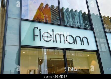 Extérieur du magasin Fielmann sur la rue commerçante Shadowstraße à Düsseldorf, en Allemagne. Fielmann est une chaîne de magasins d'opticiens allemands. Banque D'Images