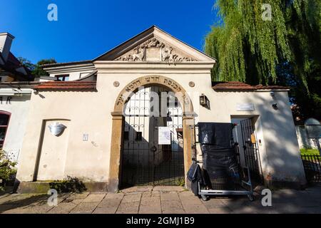 cracovie - pologne, 03-09-2021. Vue extérieure de la porte d'entrée de la synagogue Remuh de Kazimierz, Cracovie en début de matinée Banque D'Images