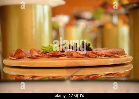 Jambon finement haché et hors-d'œuvre sur une assiette. Préparation de la célébration. Gros plan Banque D'Images