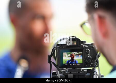 HUDDERSFIELD, ROYAUME-UNI. 18 SEPT Lewis Grabban de la forêt de Nottingham devant les médias en attente lors de l'interview post-match du championnat Sky Bet entre la ville de Huddersfield et la forêt de Nottingham au stade John Smith, Huddersfield, le samedi 18 septembre 2021. (Crédit : Jon Hobley | MI News) Banque D'Images