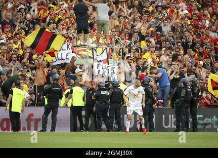 Supporters de Lens lors du championnat français Ligue 1 match de football entre RC Lens (RCL) et Lille OSC (LOSC) le 18 septembre 2021 au stade Felix Bolaert-Delelis à Lens, France - photo: Jean Catuffe/DPPI/LiveMedia Banque D'Images