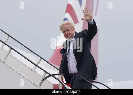 Le Premier ministre Boris Johnson monte à bord du RAF Voyager à l'aéroport de Stansted avant une rencontre avec le président américain Joe Biden à Washington. Date de la photo: Dimanche 19 septembre 2021. Banque D'Images