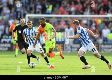 HUDDERSFIELD, ROYAUME-UNI. 18 SEPT Lewis Grabban de Nottingham Forest court avec le ballon pendant le match de championnat de Sky Bet entre la ville de Huddersfield et la forêt de Nottingham au stade John Smith, Huddersfield le samedi 18 septembre 2021. (Crédit : Jon Hobley | MI News) Banque D'Images