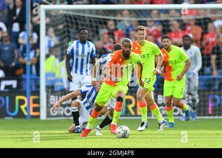 HUDDERSFIELD, ROYAUME-UNI. 18 SEPT Lewis Grabban de Nottingham Forest court avec le ballon pendant le match de championnat de Sky Bet entre la ville de Huddersfield et la forêt de Nottingham au stade John Smith, Huddersfield le samedi 18 septembre 2021. (Crédit : Jon Hobley | MI News) Banque D'Images